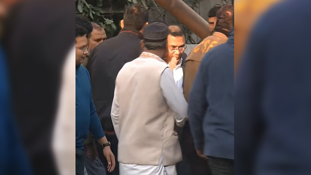 লন্ডন থেকে ফেরার পর প্রথম চমক: হেঁটে গুলশান কার্যালয়ে গেলেন তারেক রহমান