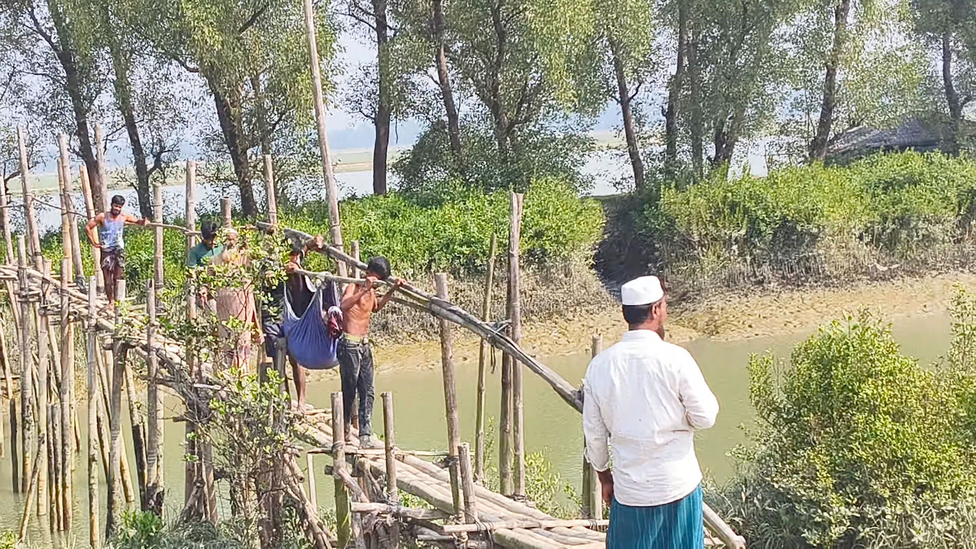 টেকনাফে নাফ নদীর তীরে মাইন বিস্ফোরণ: যুবকের পা বিচ্ছিন্ন