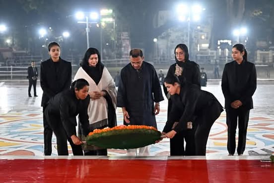 কেন্দ্রীয় শহীদ মিনারে প্রধানমন্ত্রী তারেক রহমানের শ্রদ্ধা নিবেদন