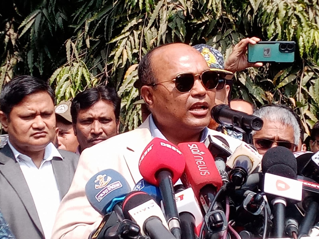 চট্টগ্রাম বন্দরে অচলাবস্থা: সচল থাকার দাবি চেয়ারম্যানের, কাজ বন্ধ বলছেন অংশীজনরা