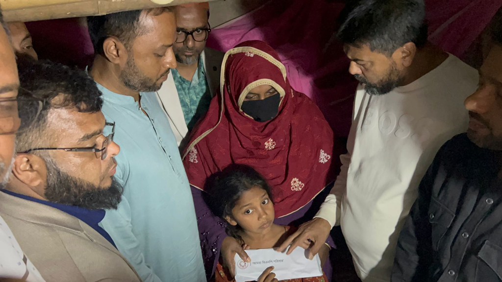 ধানের শীষে ভোট দেওয়ায় স্ত্রীকে ‘তালাক’: সেই নারীর পাশে দাঁড়ালেন এমপি মজনু ও বিএনপি