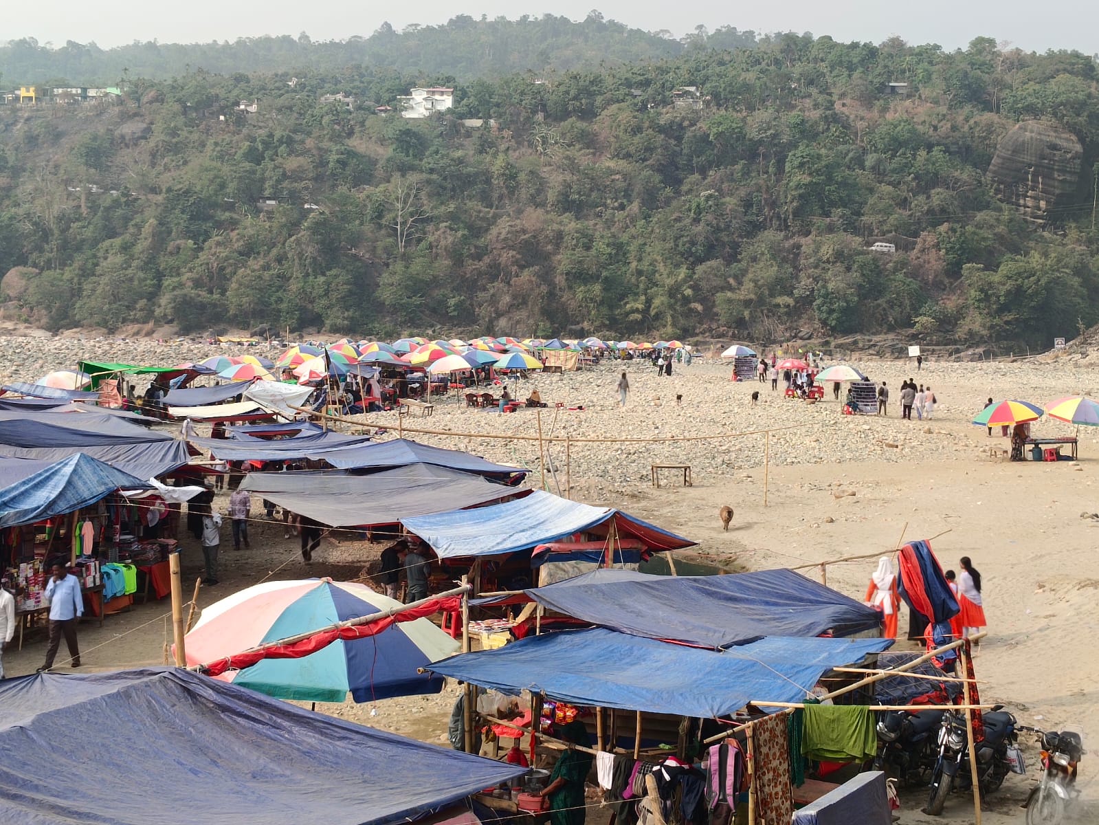 আইনকে বৃদ্ধাঙ্গুলি দেখিয়ে জাফলং ভাসমান দোকান থেকে চাঁদা আদায়ের অভিযোগ