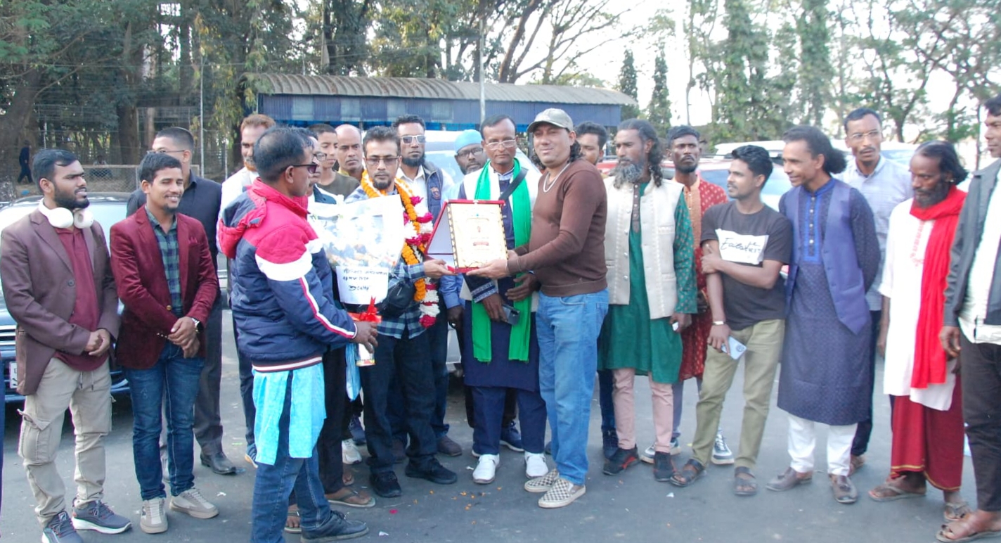 যুক্তরাজ্য প্রবাসী গীতিকার আছাব আলীকে বিমানবন্দরে সংবর্ধনা