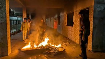 খুলনায় আওয়ামী লীগ কার্যালয়ে ঝটিকা মিছিল ও পুষ্পমাল্য অর্পণ, রাতে ভাঙচুর ও অগ্নিসংযোগ