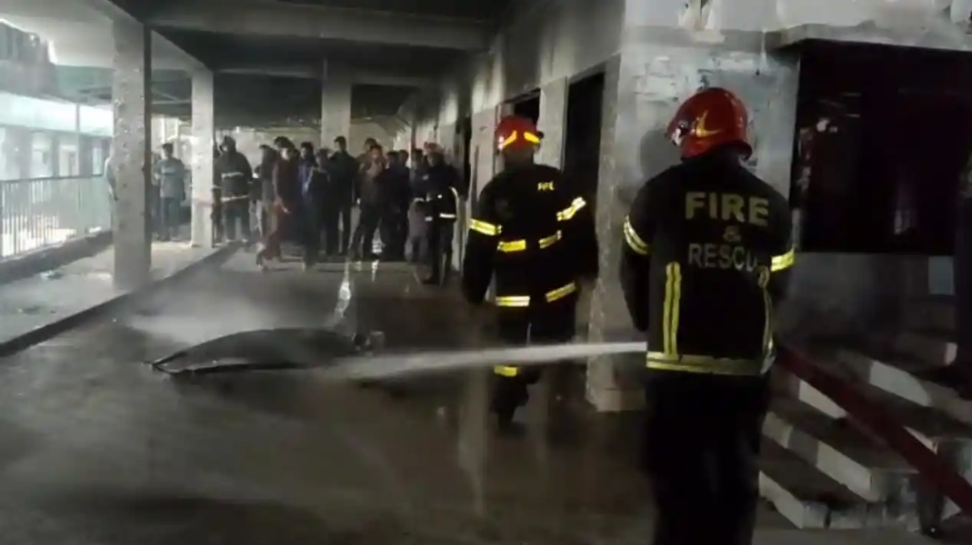 পতাকা উত্তোলনের পর আ,লীগের কার্যালয়ে ভাঙচুর–আগুন