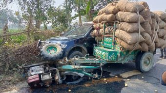 বালিয়াডাঙ্গীতে আলুর ট্রলি উল্টে পুলিশের গাড়িতে: অল্পের জন্য রক্ষা পেলেন পুলিশ সদস্যরা