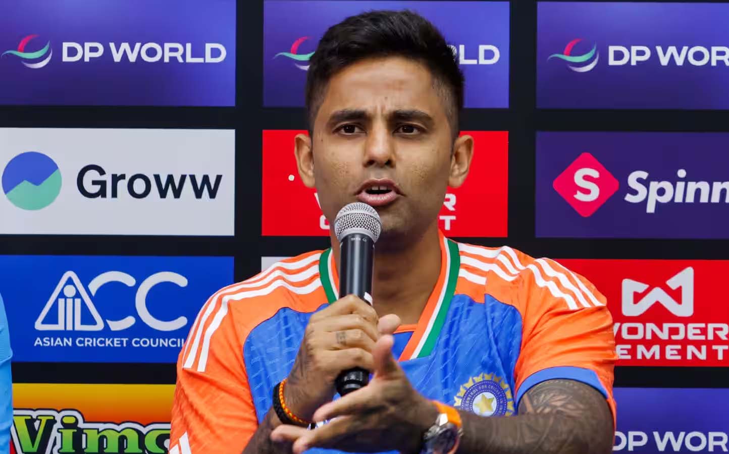 ভারত-পাকিস্তান মহারণের আগে ‘করমর্দন’ রহস্য: ২৪ ঘণ্টার অপেক্ষায় সূর্যকুমার ও সালমান আগা