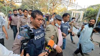 ধানমন্ডি ৩২-এ ফুল দিতে গিয়ে ঢাবি শিক্ষক জামাল উদ্দিন আটক, পরে মুক্ত