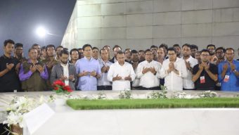 ২০ দিনে ৩০ জনসভা: মা-বাবার কবর জিয়ারতে তারেক রহমানের প্রচারণা শেষ