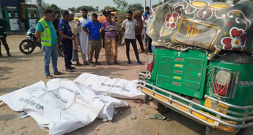 কুষ্টিয়ায় ট্রাকচাপায় অটোরিকশার ৫ যাত্রী নিহত