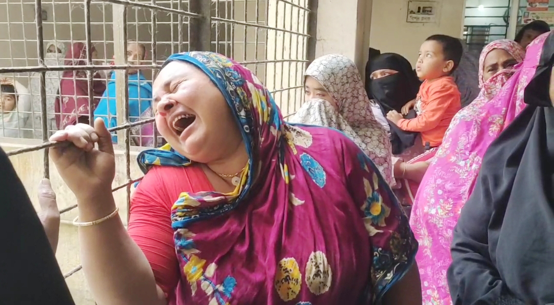 নরসিংদীতে দুই পক্ষের রক্তক্ষয়ী সংঘর্ষ: গুলিবিদ্ধ হয়ে স্কুলছাত্র নিহত