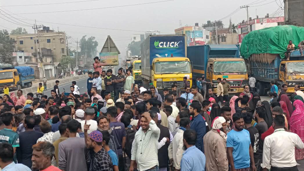 বগুড়ায় বাসের ধাক্কায় গৃহবধূর মৃত্যু: লাশ নিয়ে মহাসড়ক অবরোধ, সংসদ সদস্যের আশ্বাসে প্রত্যাহার