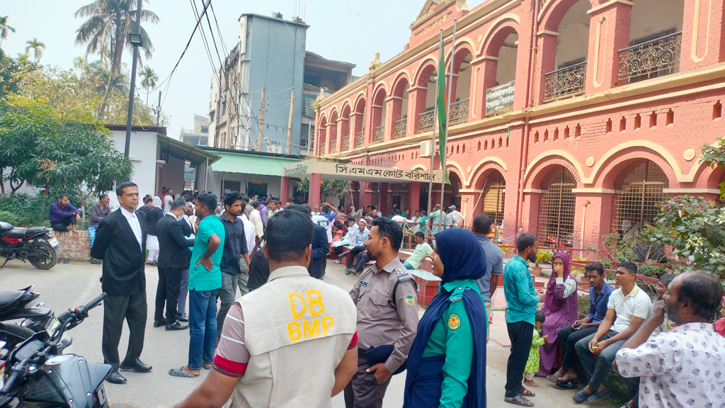 বরিশাল আদালত বর্জনে দ্বিমত আওয়ামীপন্থী আইনজীবীদের, এজলাস ভাঙচুরের নিন্দা
