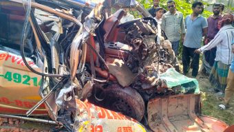 গৌরনদীতে অ্যাম্বুলেন্স-ট্রলি মুখোমুখি সংঘর্ষ: চালক নিহত, রোগীসহ আহত ৭