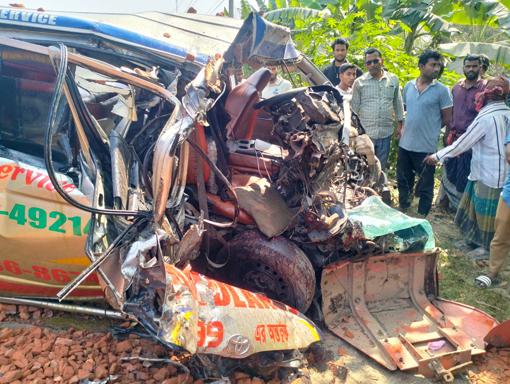 গৌরনদীতে অ্যাম্বুলেন্স-ট্রলি মুখোমুখি সংঘর্ষ: চালক নিহত, রোগীসহ আহত ৭
