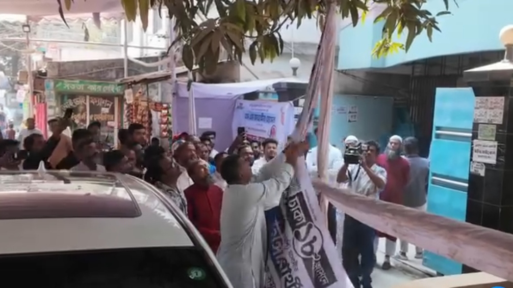 বিজয়ের পর পরিচ্ছন্নতা অভিযানে নবনির্বাচিত এমপি জাহাঙ্গীর: নিজ উদ্যোগে ব্যানার-ফেস্টুন অপসারণ