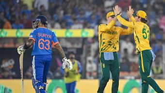 বর্তমান চ্যাম্পিয়ন ভারতকে উড়িয়ে দিল দক্ষিণ আফ্রিকা: টানা ১২ জয়ের পর প্রোটিয়াদের কাছে বিধ্বস্ত টিম ইন্ডিয়া