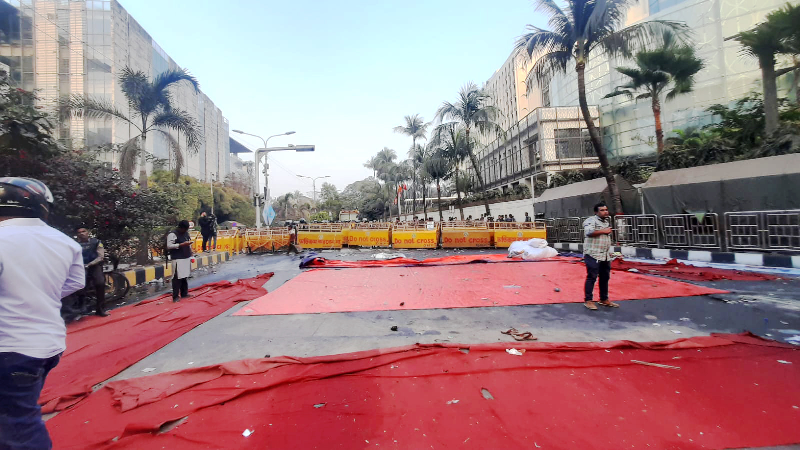 শাহবাগে ইনকিলাব মঞ্চ-পুলিশ সংঘর্ষ: রণক্ষেত্র ইন্টারকন্টিনেন্টাল মোড়, আহত বহু