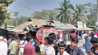 কবিরহাটে তেলবাহী লরির চাপায় বৃদ্ধ নিহত, দুই ছেলেসহ আহত ৩: সড়ক অবরোধ