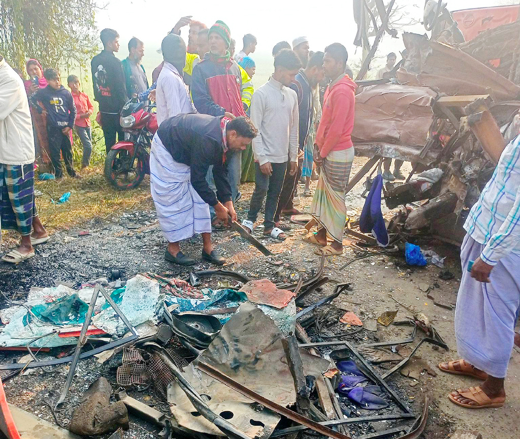 পাবনায় দুই বাসের মুখোমুখি সংঘর্ষে নিহিত ৪, আহত অর্ধশতাধিক