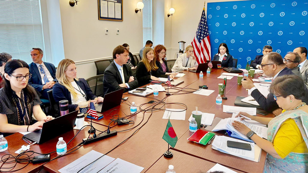 সুপ্রিম কোর্টে ধাক্কা খেয়ে ট্রাম্পের নতুন ‘শুল্ক চাল’: বিশ্ববাণিজ্যে অস্থিরতার শঙ্কা