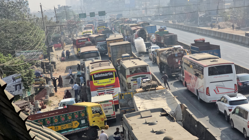 ঢাকা-চট্টগ্রাম মহাসড়কে ৮ কিলোমিটার দীর্ঘ যানজট: সাড়ে ৮ ঘণ্টা ধরে যাত্রীদের চরম ভোগান্তি