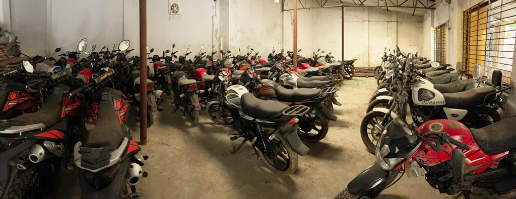 যশোরে গুদাম থেকে ৭৭টি আমেরিকান মোটরসাইকেল জব্দ: সীলগালা করলেন ভ্রাম্যমাণ আদালত