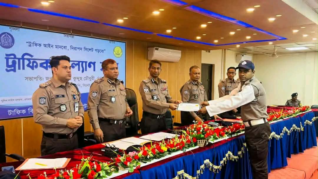 জনদুর্ভোগ লাঘবে ট্রাফিক পুলিশকে আন্তরিক হওয়ার নির্দেশ এসএমপি কমিশনারের