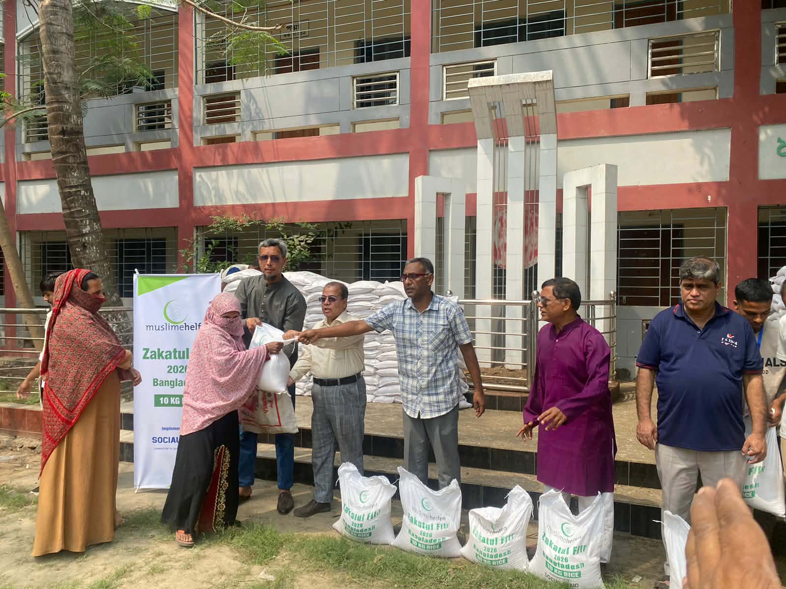 সিরাজগঞ্জে ১০০০ অসহায় পরিবারের মাঝে ‘মুসলিম হেলফেন জার্মানি’র চাল বিতরণ