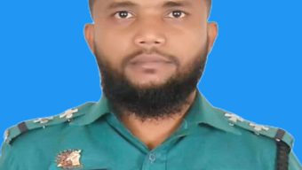 সিলেটে প্রশংসা কুড়াচ্ছেন মানবিক পুলিশ অফিসার আব্দুল আজিজ