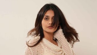 চুলে নারকেল তেলের চটচটে ভাব? ঘরোয়া উপায়ে পান ঝরঝরে ও প্রাণবন্ত চুল