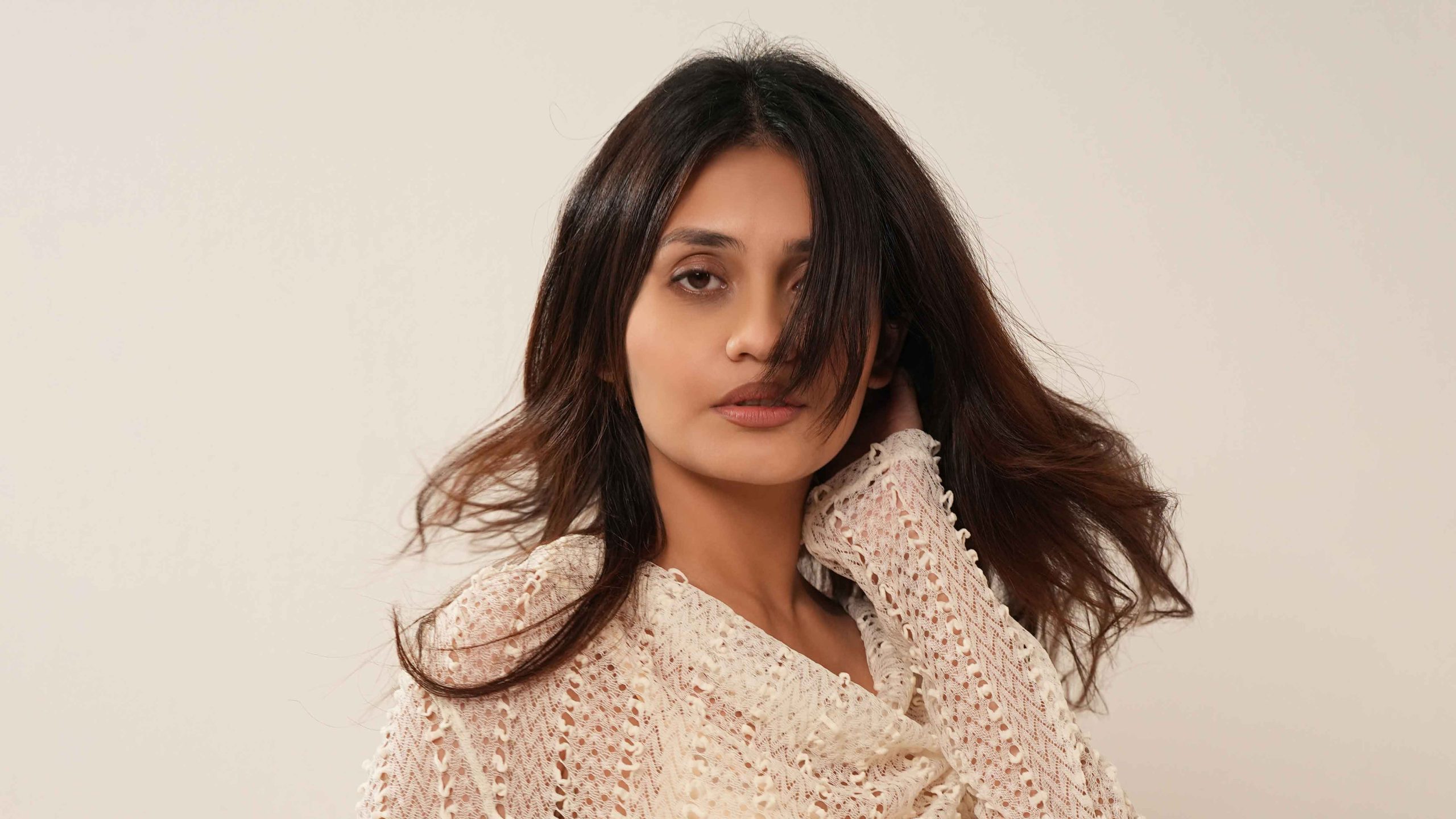 চুলে নারকেল তেলের চটচটে ভাব? ঘরোয়া উপায়ে পান ঝরঝরে ও প্রাণবন্ত চুল