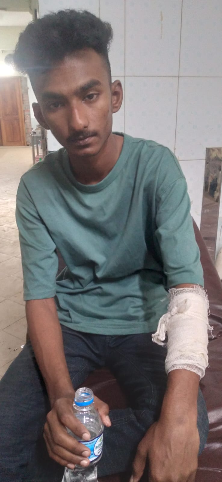 ছিনতাইকারী কর্তৃক আহত হয়ে ওসমানী মেডিকেলে ভর্তি আরমান