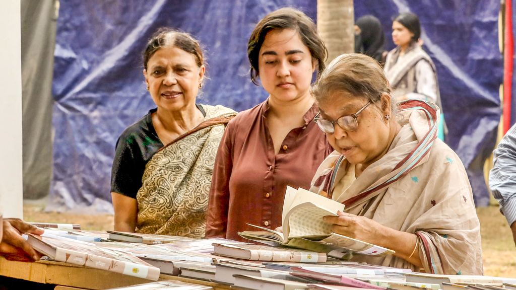 বইমেলায় প্রকাশিত বইয়ের সংখ্যা হাজার ছাড়াল: আলোচনায় প্রবন্ধের বই