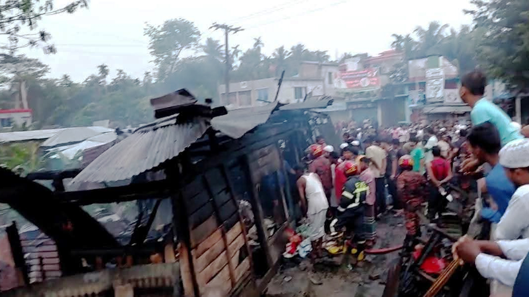 কচুয়ায় ভয়াবহ অগ্নিকাণ্ড: ঈদের আগে পুড়ল ৮ দোকান, নিঃস্ব অনেক ব্যবসায়ী
