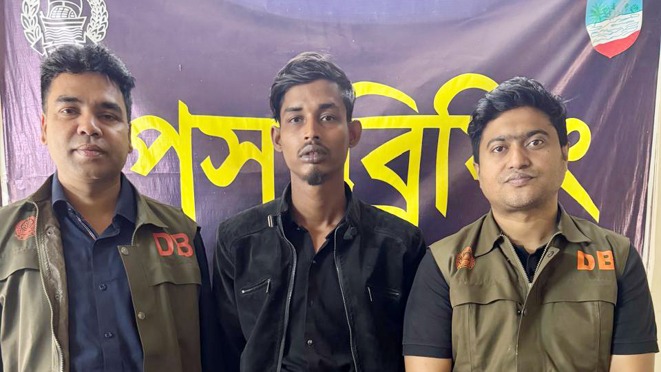 যশোরে বিএনপি নেতা আলমগীর হত্যা: ১৭ মামলার আসামি মনিরুল গ্রেপ্তার, আদালতে স্বীকারোক্তি