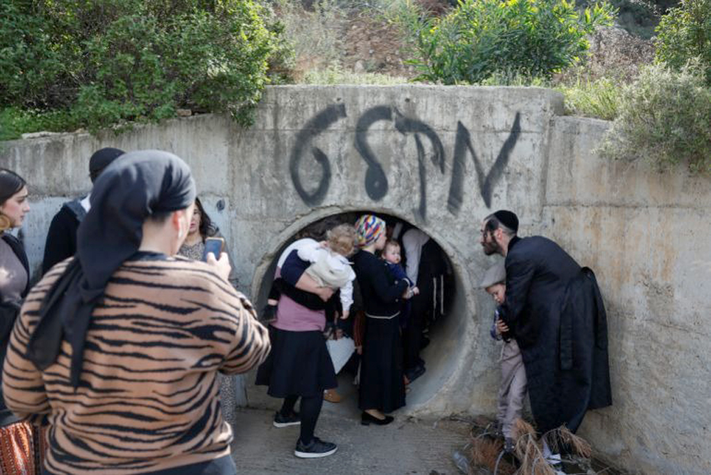 ইরানের ক্ষেপণাস্ত্র হামলায় বিপর্যস্ত ইসরায়েল: বাংকারে বন্দি লাখো মানুষ, নিহত ১৩