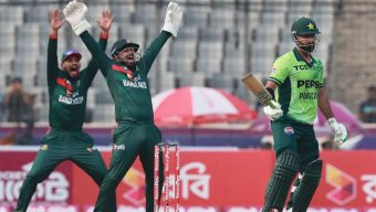 সিরিজ জয়ের লড়াইয়ে চাপে পাকিস্তান: ২৯১ রানের লক্ষ্যে শুরুতেই বিধ্বস্ত সফরকারীরা