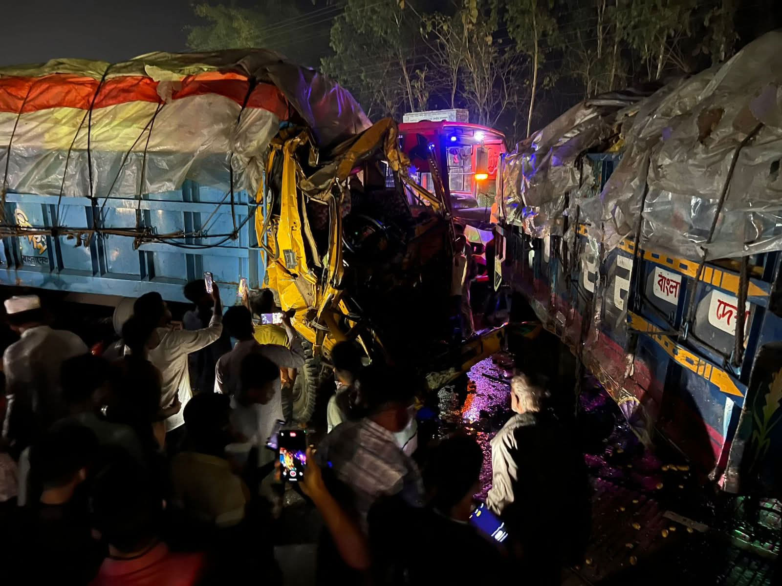 বগুড়ার শেরপুরে বাস-ট্রাক ত্রিমুখী সংঘর্ষ: আহত ১৫, আশঙ্কাজনক ২