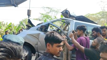 গৌরনদীতে বাস-মাইক্রোবাস মুখোমুখি সংঘর্ষ: চালকসহ নিহত ২