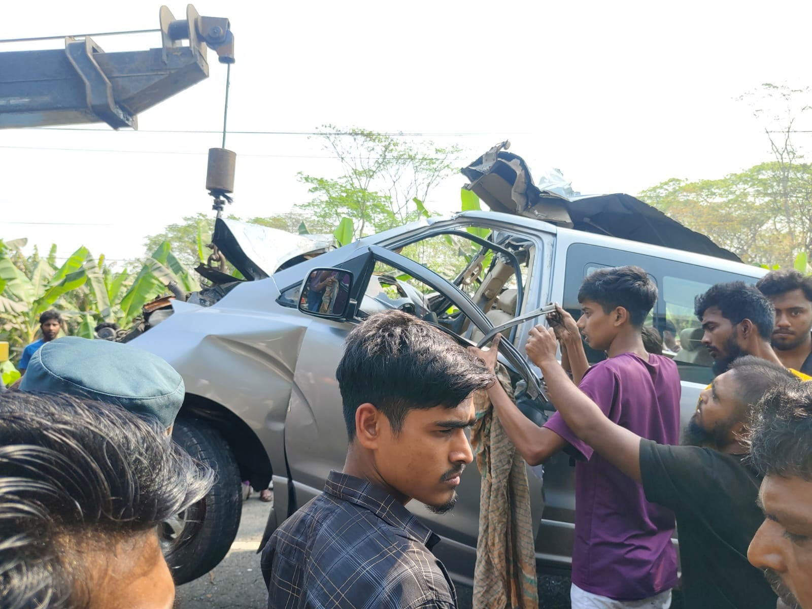 গৌরনদীতে বাস-মাইক্রোবাস মুখোমুখি সংঘর্ষ: চালকসহ নিহত ২