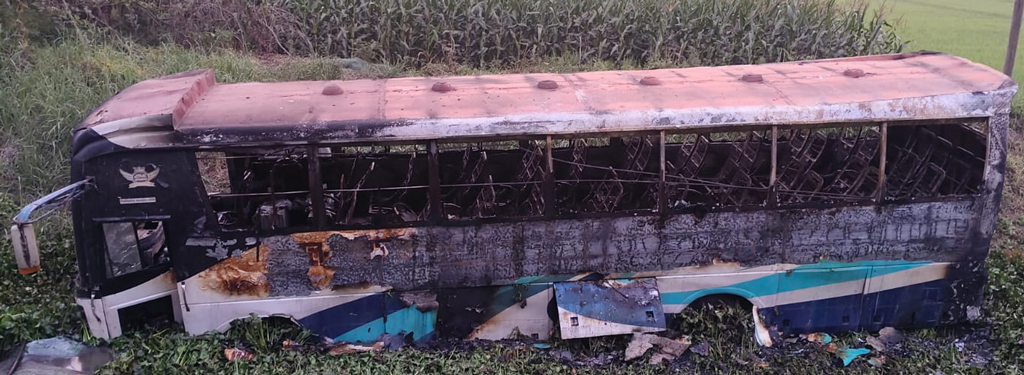 কচুয়ায় ব্রিজের রেলিং ভেঙে খাদে পড়ে বাসে আগুন: অল্পের জন্য রক্ষা