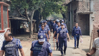 চাঁপাইনবাবগঞ্জে সালিস বৈঠকে দুই পক্ষের রণক্ষেত্র: অর্ধশত ককটেল বিস্ফোরণ ও লুটপাট