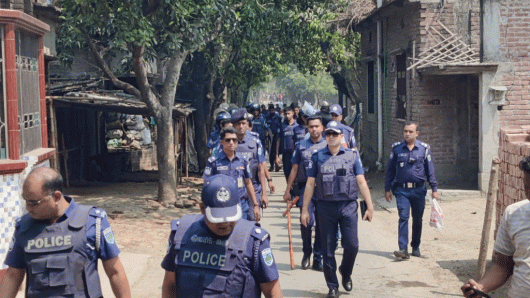 চাঁপাইনবাবগঞ্জে সালিস বৈঠকে দুই পক্ষের রণক্ষেত্র: অর্ধশত ককটেল বিস্ফোরণ ও লুটপাট