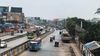 ঢাকা-চট্টগ্রাম মহাসড়কে স্বস্তির ঈদযাত্রা: যানজটহীন সড়কে বাড়ির পথে মানুষ