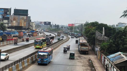 ঢাকা-চট্টগ্রাম মহাসড়কে স্বস্তির ঈদযাত্রা: যানজটহীন সড়কে বাড়ির পথে মানুষ