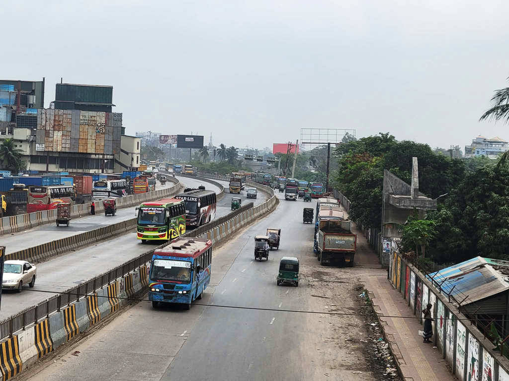 ঢাকা-চট্টগ্রাম মহাসড়কে স্বস্তির ঈদযাত্রা: যানজটহীন সড়কে বাড়ির পথে মানুষ