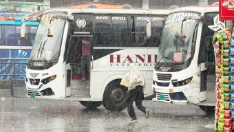 সব বাধা ডিঙিয়ে নাড়ির টানে ছুটছে মানুষ: বৃষ্টিতেও থামেনি ঈদযাত্রা