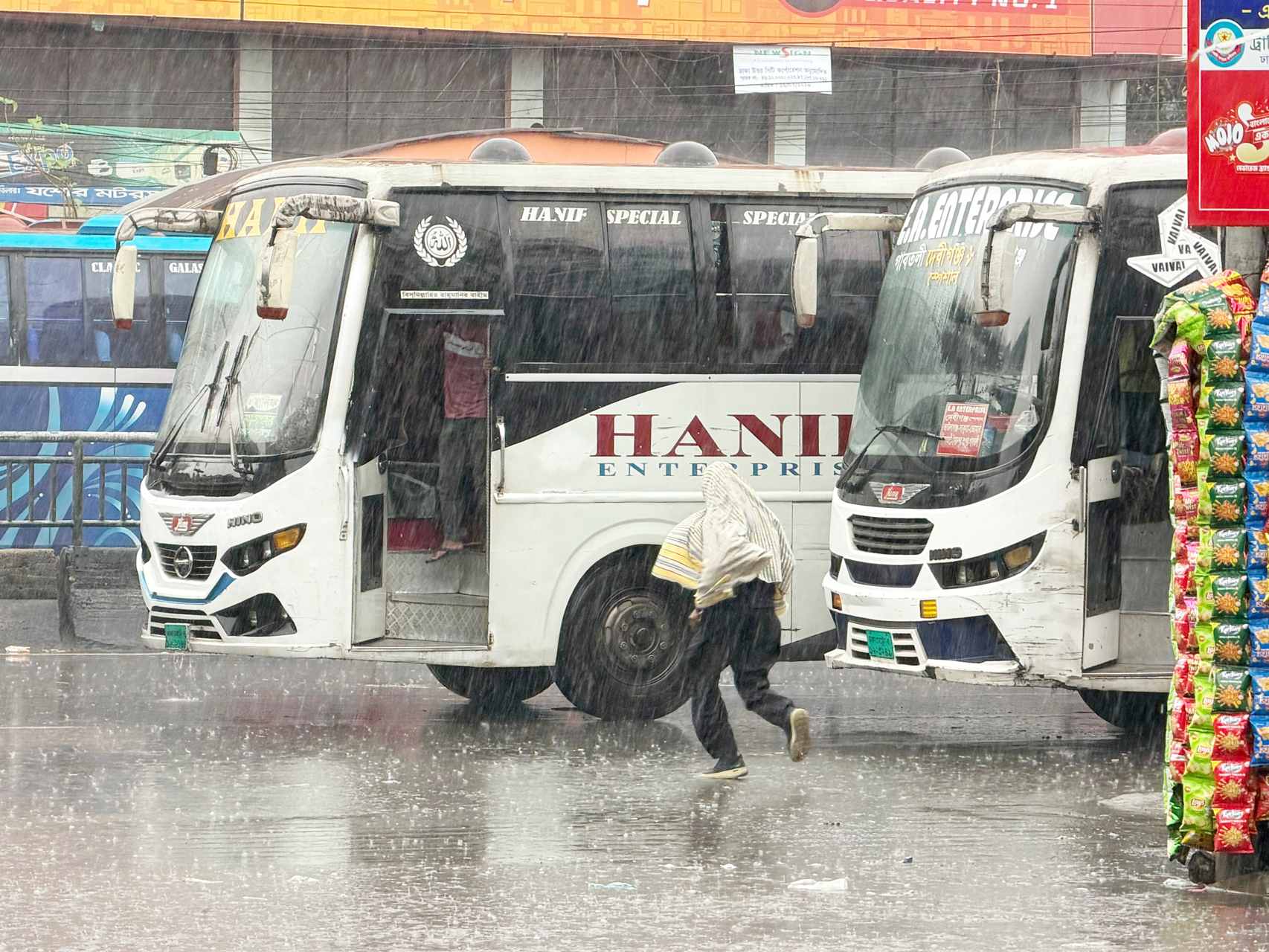 সব বাধা ডিঙিয়ে নাড়ির টানে ছুটছে মানুষ: বৃষ্টিতেও থামেনি ঈদযাত্রা