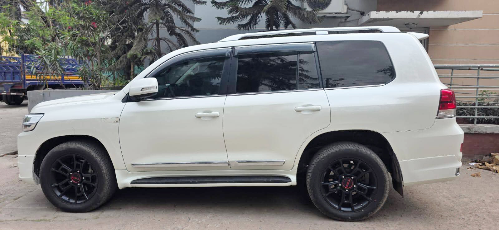 খুলনায় চুরি হওয়া ল্যান্ড ক্রুজার ঢাকার ধানমন্ডি থেকে উদ্ধার: চালকসহ গ্রেফতার ৩